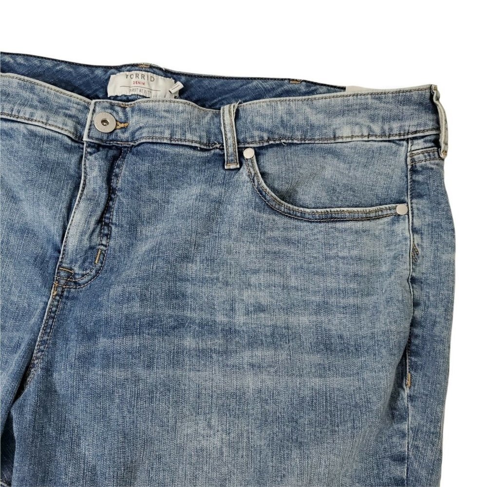 Torrid Boyfriend Bermuda Shorts 10" Vintage Stretch Low Rise Medium Wash NWT - Picture 3 of 9
